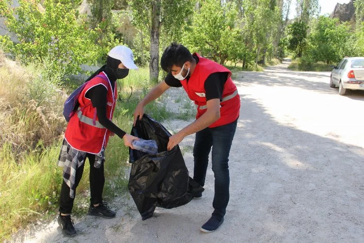 Turizm sezonu öncesine Genç Kızılay Nevşehir gönüllüleri Göreme’deki vadileri temizledi