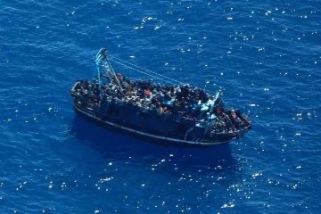 Akdeniz’de 400 düzensiz göçmen kurtarılmayı bekliyor