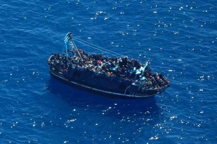 Akdeniz’de 400 düzensiz göçmen kurtarılmayı bekliyor