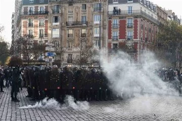 Fransa’da emeklilik reformuna karşı protestolar sürüyor: 111 gözaltı