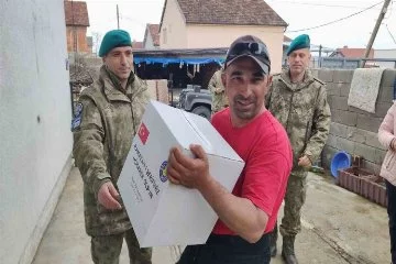 Türk askeri Kosova’da Ramazan kolisi dağıttı